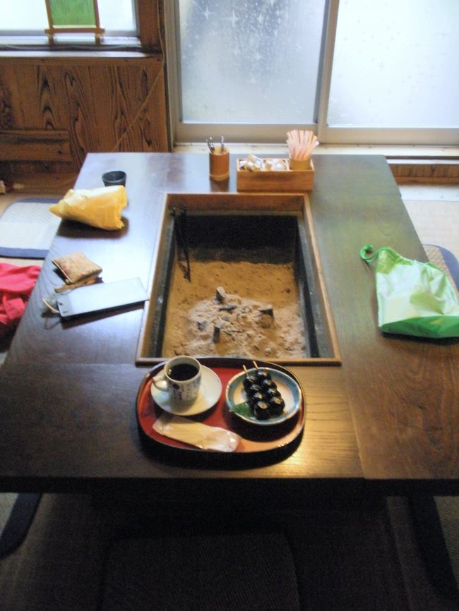 湯あがりに、囲炉裏端で、一服です。