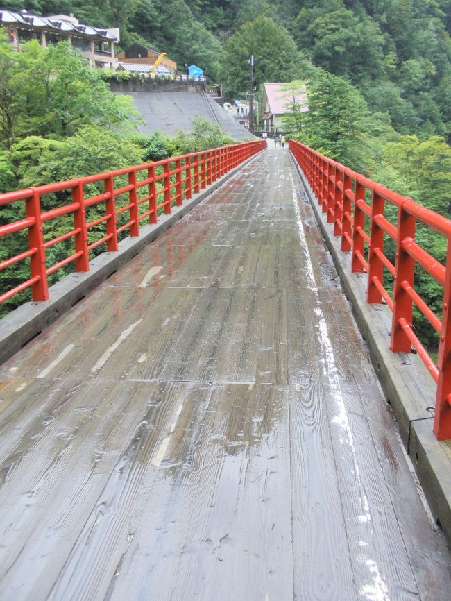 真っ赤な欄干の、赤い橋を渡って、