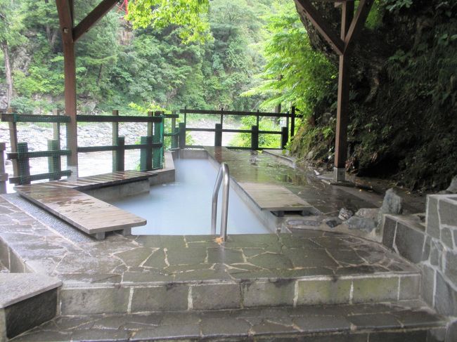 河原へ降りると、足湯がありました。<br /><br />