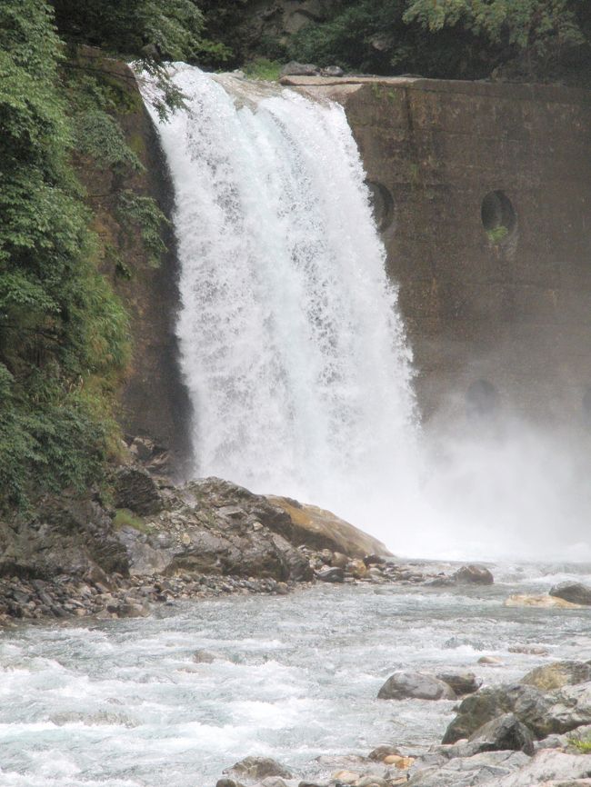 水飛沫が、周囲一面に、飛び散っています。