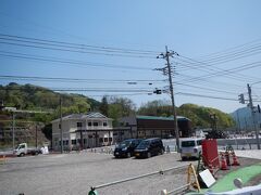 長野原草津口駅前を通過。
この辺りは、八ツ場ダム建設によって鉄道のルートも変わってしまったようで、この駅舎は、2年前に新設された駅舎なのだそうです。

Photo by wife