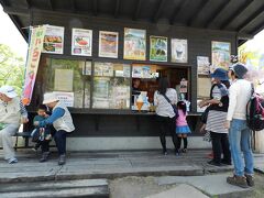 道の駅に戻って、おやつ代わりに上州名物「焼きまんじゅう」を食べてみることにしましょう！