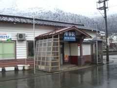 山道を50分ほど走り猪谷駅に到着しました。ここから再度列車に乗り込み富山駅を目指します。