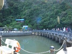 点在する島の一つに上陸し、ティエンクン鍾乳洞へ向かいます。