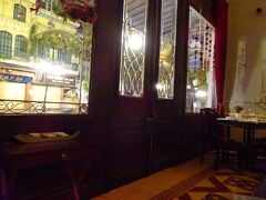 ホテルに戻って夕食へ。
すでに8時を回っていたので、近場のレストランを探して良さそうだったクラブオペラノベルへ。