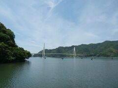 舞鶴クレインブリッジ．
第二次世界大戦の終戦後に引き揚げの拠点となった舞鶴平湾に架けられた鋼製の白い斜張橋．1999(H11)年架橋．日本海側では富山県新湊大橋に次ぐ規模．
2羽の鶴をイメージして設計された．主塔は鶴の嘴，ケーブルは鶴の羽をイメージして造られた．
関西電力の事業として建てられた．