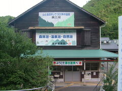 天竜峡から1時間半ほどの湯谷温泉駅で途中下車です。降りた乗客は我々2人だけでした。湯谷温泉は開湯1300年もの古い湯の町で雰囲気もとても良いです。