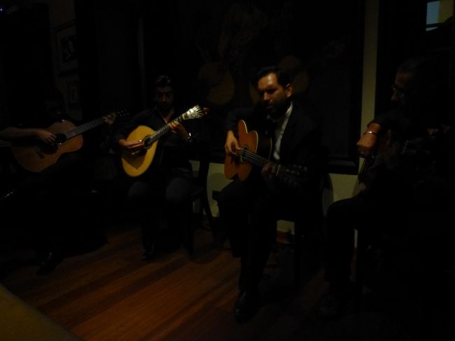 始まりました。<br />通された席はど真ん前。<br />観光客向けの席。<br />後ろでゆっくり楽しみたかったです。