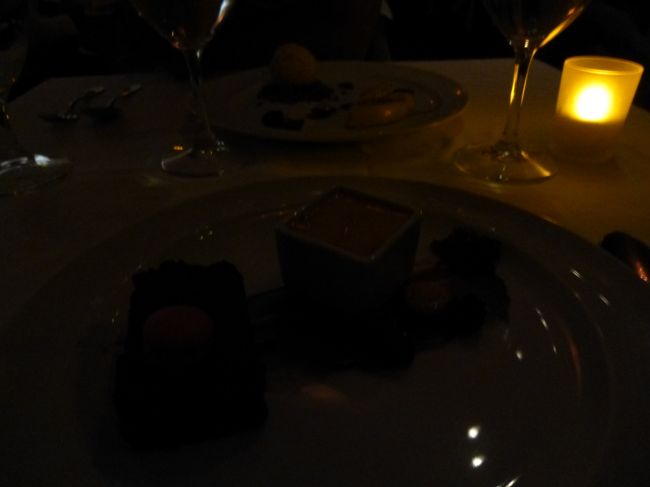 暗闇の中、デザートを食べます。<br />食事はプリフィクスではなく<br />セットで組み合わされてます。<br />確か8種類くらいあったと思います。