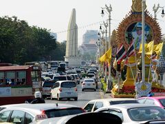 王宮に向かって車が大停滞を起こしています。
トゥクトゥクも拾えませんので、ゆっくり歩く事にしました。