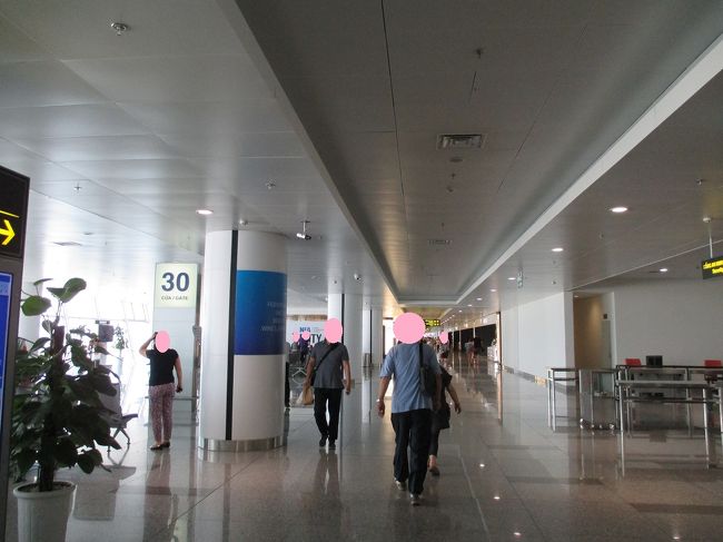 搭乗ゲートが一直線に並んでいました。結構遠くまでありそう。端まで歩いてみま〜す。