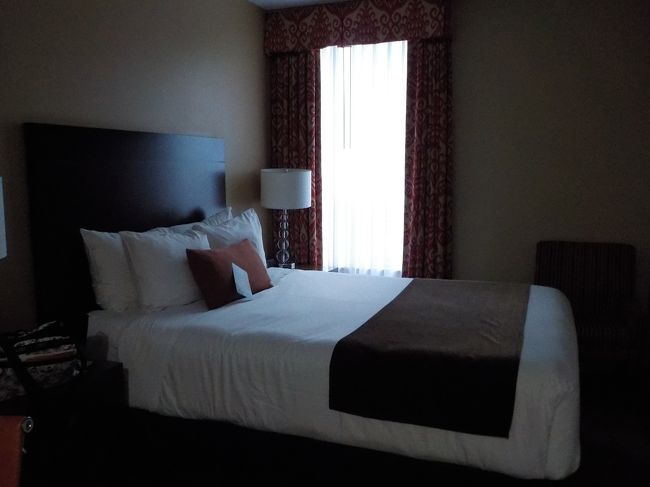 BOOKing.comでコンフォートホテルダウンタウンを3泊朝食付560カナダドル（税サ込）で予約。<br /><br />初めてでもスカイトレインシティセンターの駅から近くてわかりやすい。