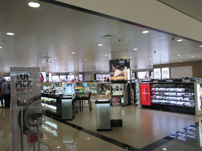 免税店。高級なので素通りです。