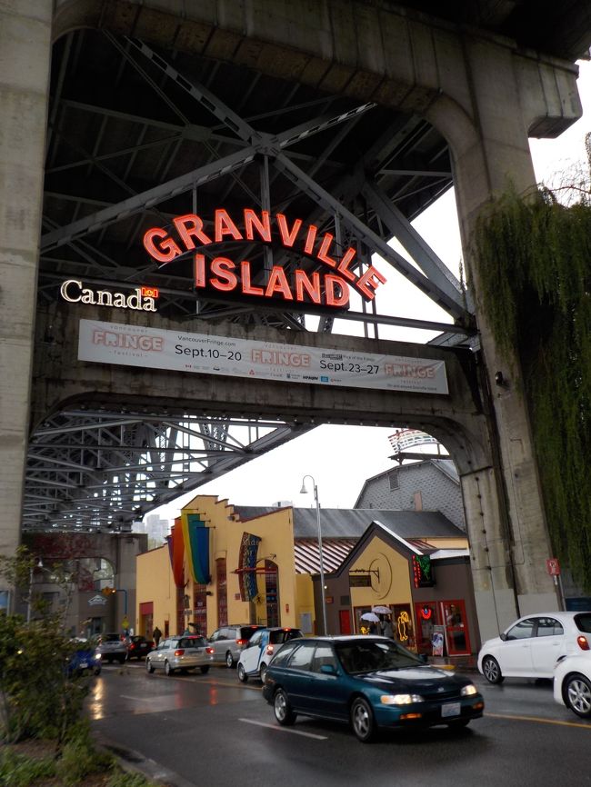 チェックイン済ませてバスでグランビルアイランドへ。<br /><br />雨なのに観光客でいっぱい。