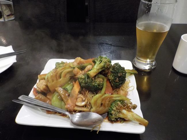 夜ごはんはロブスン通を北上した重慶飯店で野菜あんかけ焼きそばとビール。<br /><br />チップ込20カナダドル、結構物価高いね。