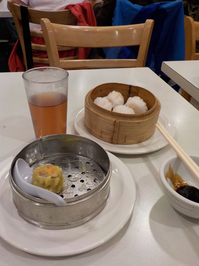 セットプレートランチがお得なようでたいていの人がそれを頼んでいた。<br /><br />私は点心と決めていたので初志貫徹。