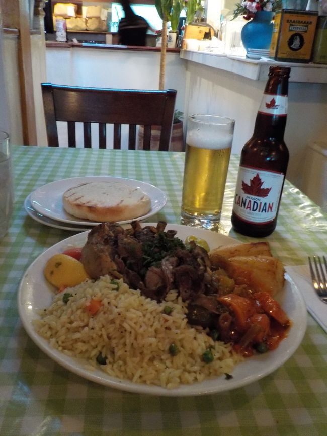 メニューにもオススメとあるローストラム、ビールも一緒で20カナダドル（チップ込）