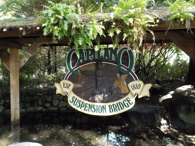 翌日やっと朝から晴れたのでカピラノ吊り橋へ。<br /><br />ハイアットリージェンシーホテル前から無料送迎バスで。<br /><br />37.95カナダドルと入場料は高いがこれが旅の目的なので迷わず入場。<br /><br /><br />