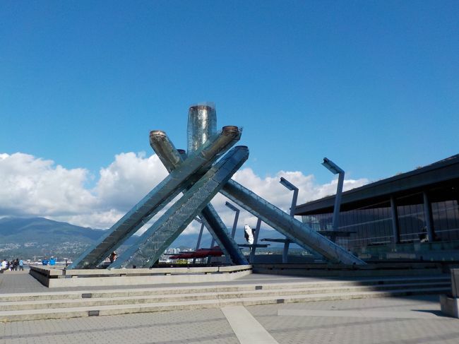 バンクーバーオリンピックの聖火台。<br /><br />後ろにシャチのオブジェも。