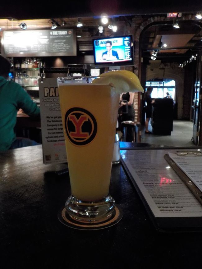 お姉さんお勧めのビールを。<br /><br />フルーティで飲みやすい。<br /><br />6.50カナダドル。