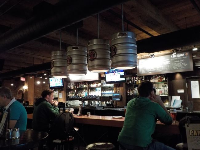 ドイツのビアケラーよりはイギリスのパブに近い感じの店内。<br /><br />