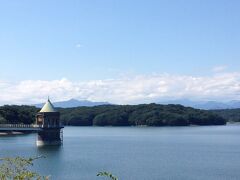 さて山口観音から20分ほどで狭山湖の堰堤へ。車の往来が激しいのでいったん境内に戻り、近くの不動寺の裏門から行きました。
この景観、どうでしょう？埼玉にいながらスイスの湖に来たような気がしませんか（大げさかな？）