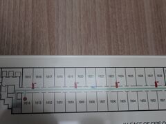 2日目の朝。
おはようございます〜♪
案内されたお部屋は、1825号室だったはずなのに……今朝目覚めたのは1814号室！！
なぜ？？
それは、昨夜21時ごろ、上階から聞こえるドンドンダンダン・・・工事現場のような音。
最初は、ホテルがリニューアル工事中ということで、きっと工事しているんだろうな〜って思っていたんだけれど、それにしては時間が遅過ぎない？ってことで、問い合わせてみたら「お盆休み中は工事はしておりません！」というお返事。
では、あの音は何？
答えは、上階のゲストのお子様がソファーからベッドに飛び跳ね、床に飛び降り、、、遊びまわっている音だった……
ホテル側は、注意してくれたようなんだけれど、15分経っても止む気配は無し。
このまま夜になっても困るし、朝早くからドンドンされるのも嫌だわ〜ということで、お部屋チェンジ！！！
最近、お部屋を移動する率が高い気がする……どうして？？
（ホテル側の対応はスマートで特に問題なしでした）