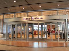 ヒルトン大阪！！
昔々、最上階のバーで友人と3人でドリンクを1杯ずつ頂いて、カバーチャージ代混みで1万円近く払ったのを思い出す。
えっ、アルコール2杯と1人はウーロン茶で1万円ですかっ！！
ビックリしたものです(笑)