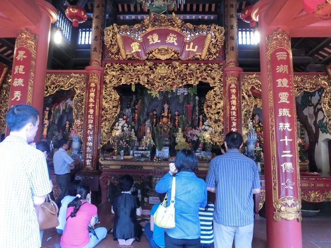 ベトナムの民間信仰の聖母道が祀られています。