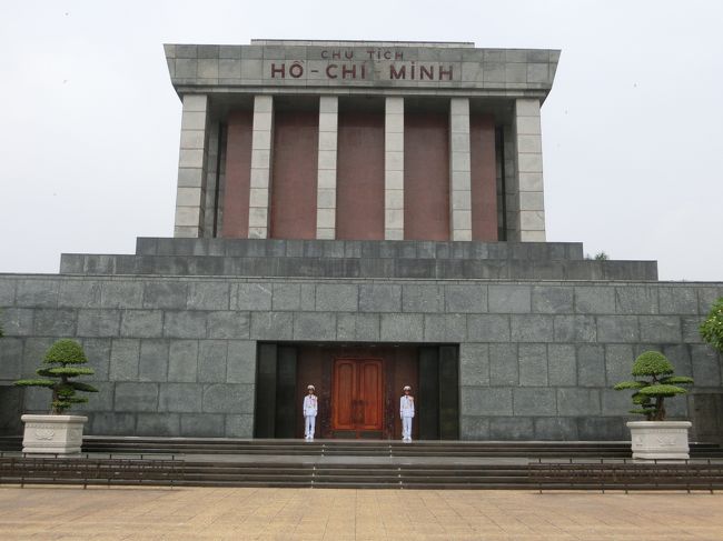 それからホーチミン廟に行ってきました。<br /><br />ベトナムの英雄的存在であるホーチミン初代国家主席のご遺体がガラスケースに安置されています。残念ながらメンテナンスの為９月から１１月までの２か月間休館になっていて外観を見学しました。