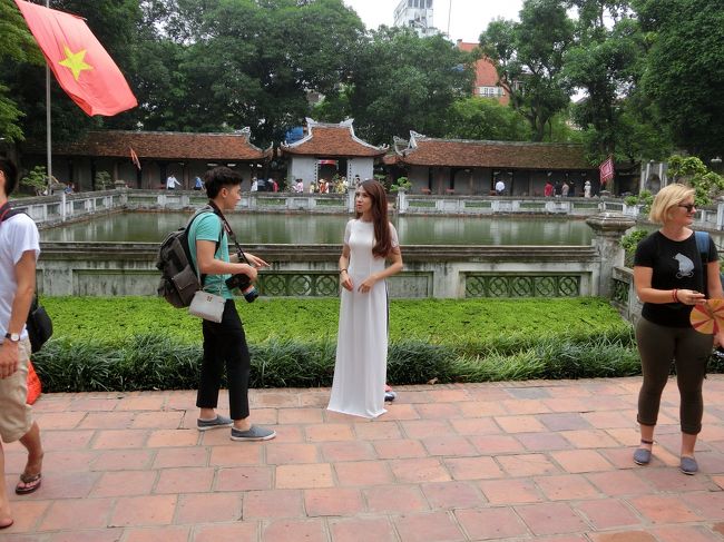 境内にベトナムの民族衣装であるアオザイを着た女性がいました。