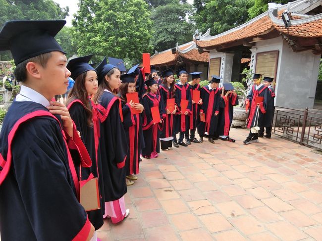 学問の神様を祀っていることもあって観光客以外に学生が多く来ていました。<br /><br />たくさんの大学生が卒業記念の写真を撮っていました！