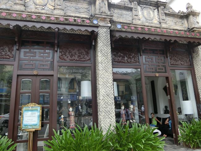 昼食は「カイズ・ブラザーズ」でベトナム料理を中心としたビュッフェを頂きました。<br /><br />120年位前の寺院を改装したお店らしいです！