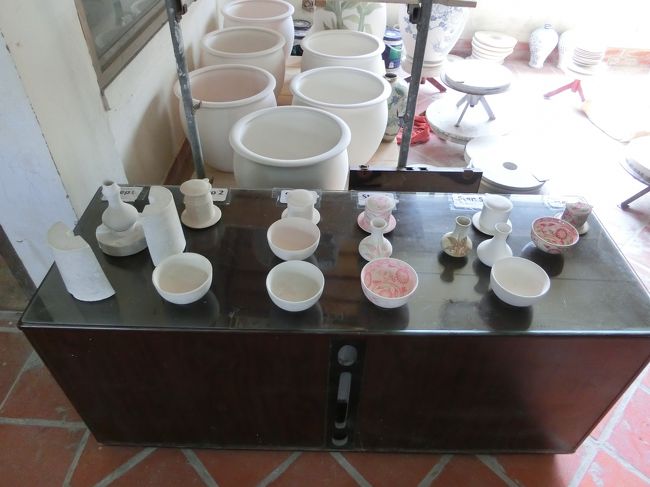 その後、ハノイ郊外の陶芸器で有名なバッチャンという村に行ってきました。<br /><br />工房を見学しました。