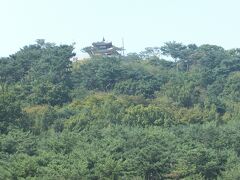 奉壽堂の裏山の峰には「水原華城」の西将台（軍事指揮所）が見えます。 
