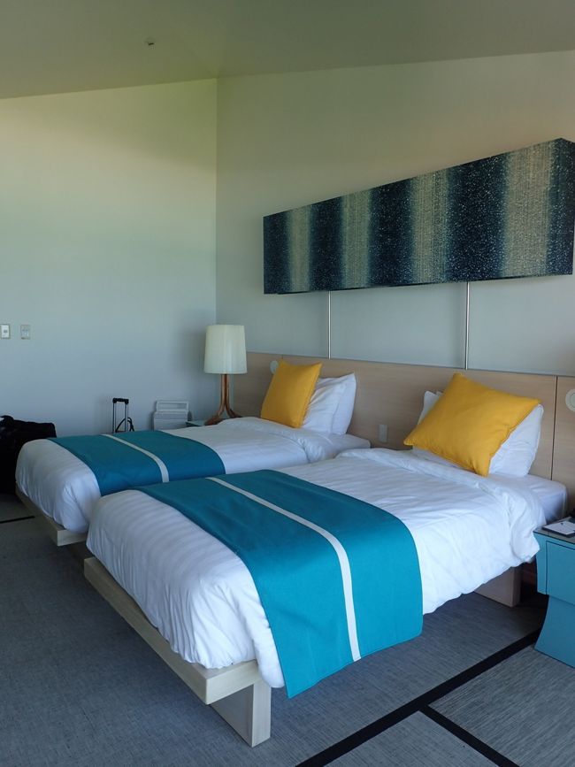 ベッドまわりはシンプルな感じ