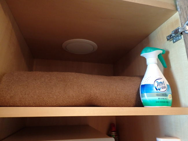 一番上には毛布？となぜかファブリーズｗ