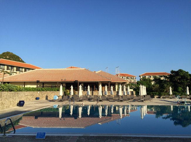 プールの奥はブティック