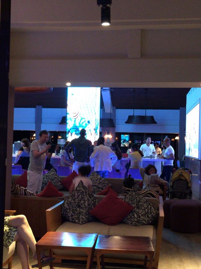 夜になるとこんな感じで凄く賑わいます