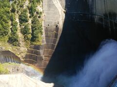 迫力満点の黒部ダムの放水，上から見ると吸い込まれそうで恐怖を覚えた。