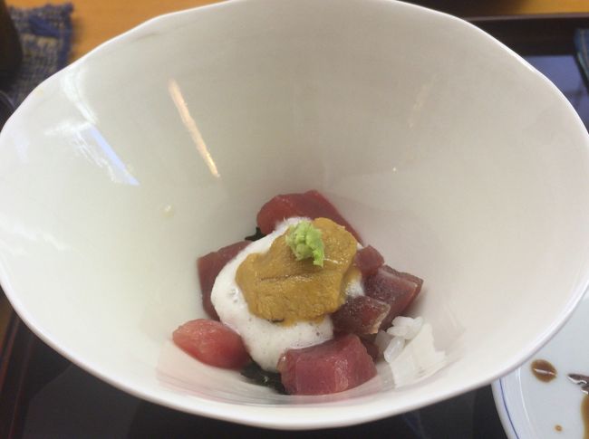 こちらはコースに入っている<br />器に入ったお鮨<br />酢飯の上にマグロの漬け山芋がかかって<br />ウニがのっています。
