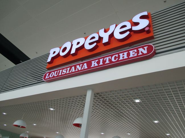 途中にチキンのファストフードがありました。「ＰＯＰＥＹＥＳ」。ここで、ランチをとりましょう！。