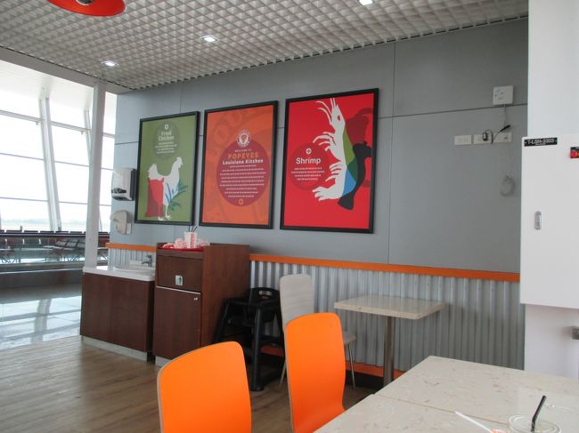 空港内のレストランはどこも空いてます。それにしても、こちらのファストフードはチェーン店なのかなぁ〜。チキンがカリカリ＆ジューシーでおいしかったなぁ〜。日本では、見たことがないな。