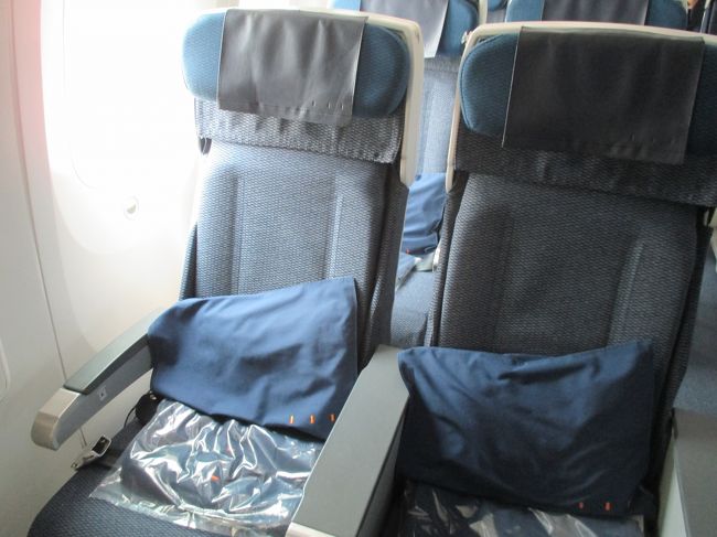 帰りは非常口そばのシートです。