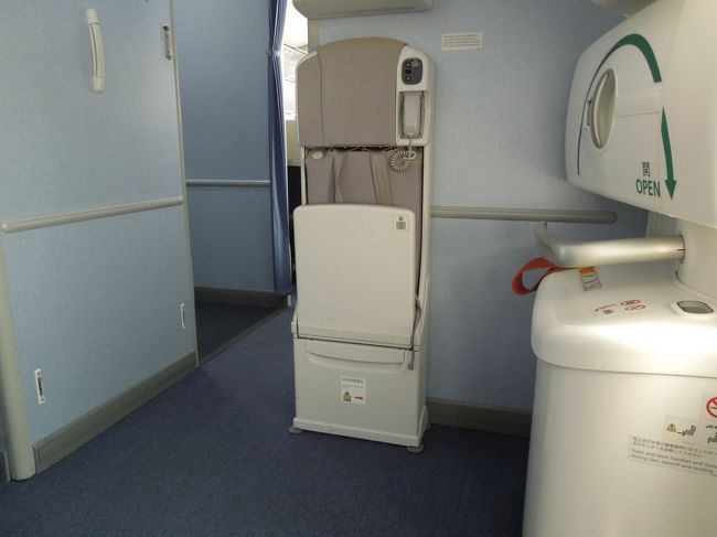 前が広いと楽ちんですね！。ちなみに、機内はガラガラでした。ＣＡさんが前に座るとなんだか緊張しちゃいます・・・。
