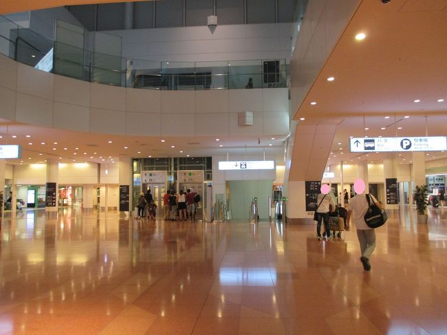 スーツケースを宅配で送り、身軽に。さあ、電車でお家に帰りますよ〜。ハノイは、激暑でヘトヘトになりましたが、食べ物はおいしく、人も親切で楽しむことができました。今度は、ホーチミンやダナン、ホイアンにも行ってみたいなぁ〜。