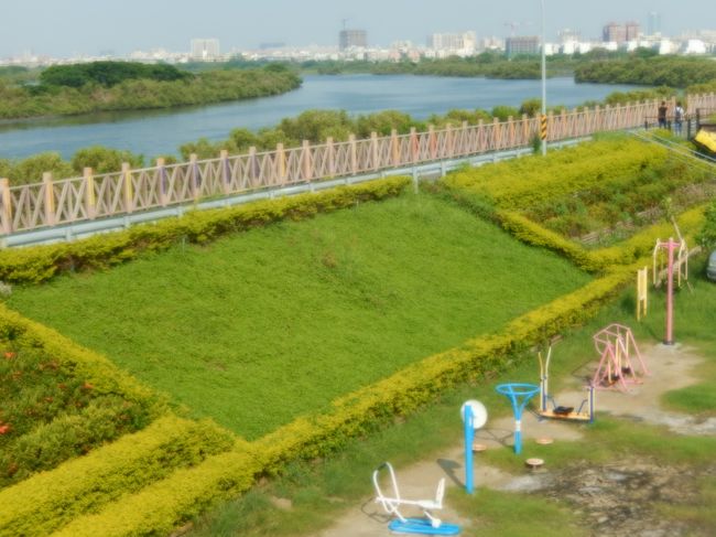 安平樹屋の展望台からの眺め、土手と塩水渓が見えます