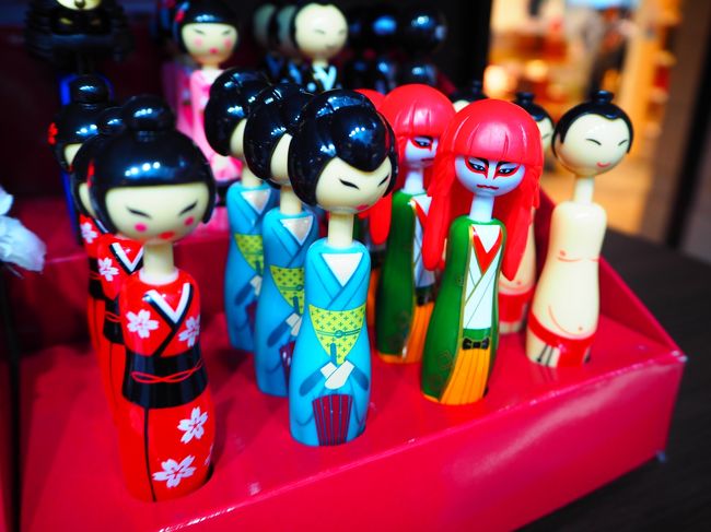 出発時刻まで空港をぶらぶらしていると可愛らしいお土産を発見！！<br />これなんだと思いますか？<br /><br />ボールペンなんですよ〜<br />とっても可愛いですよね。<br />私も欲しい！特に歌舞伎〜（笑）<br /><br />