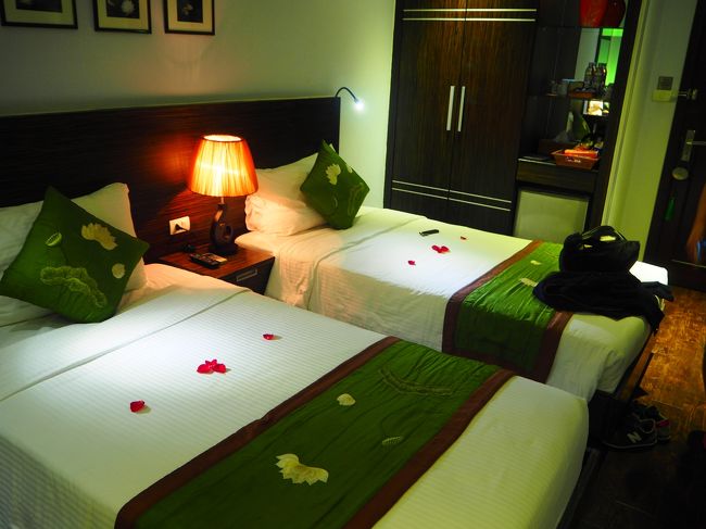 お部屋はこんな感じです。<br />しかもお部屋をアップグレードしてくれた〜(*^^*)<br /><br />スタッフも優しかったし、お部屋もきれいだし、どこに行くにも便利だし、値段も手ごろで☆5つ！と言いたいところですが、<br />シャワーがミストシャワー？！ってくらいに霧のようでした・・・。<br />蛇口からは普通の量の水が出ました。<br /><br />私たちの部屋だけかもしれませんが、そこだけマイナスで☆4つかな＞＜