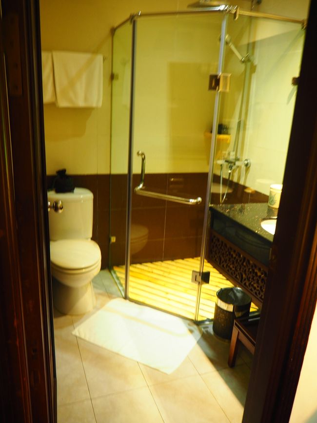 シャワーブース。<br />歯ブラシ・タオル・スリッパも完備です。<br />電化製品も全て日本製！<br />ドライヤーもパナソニックでした。<br />金庫も部屋についています。<br /><br />さすが口コミ評価高いだけある！！